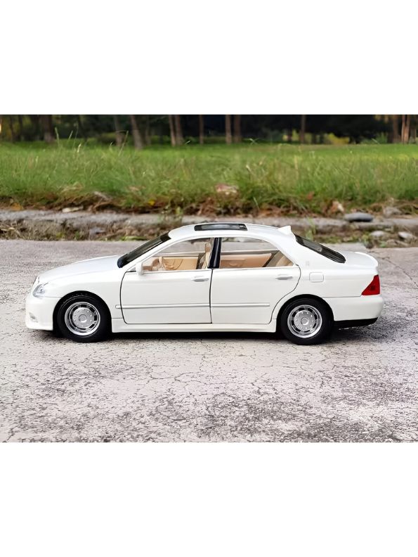 Toyota Crown Diecast Car – Premium Scale Model for Collectors & Enthusiasts Scale 1:32.