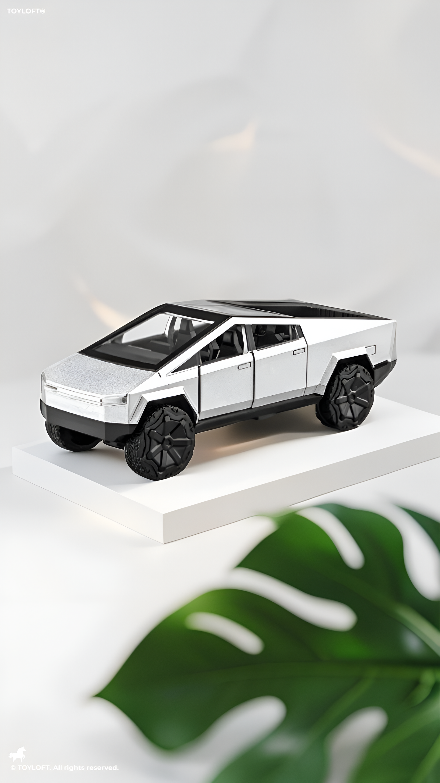 Tesla Cybertruck Diecast Model Car Scale 1:35 Silver LMI15622.